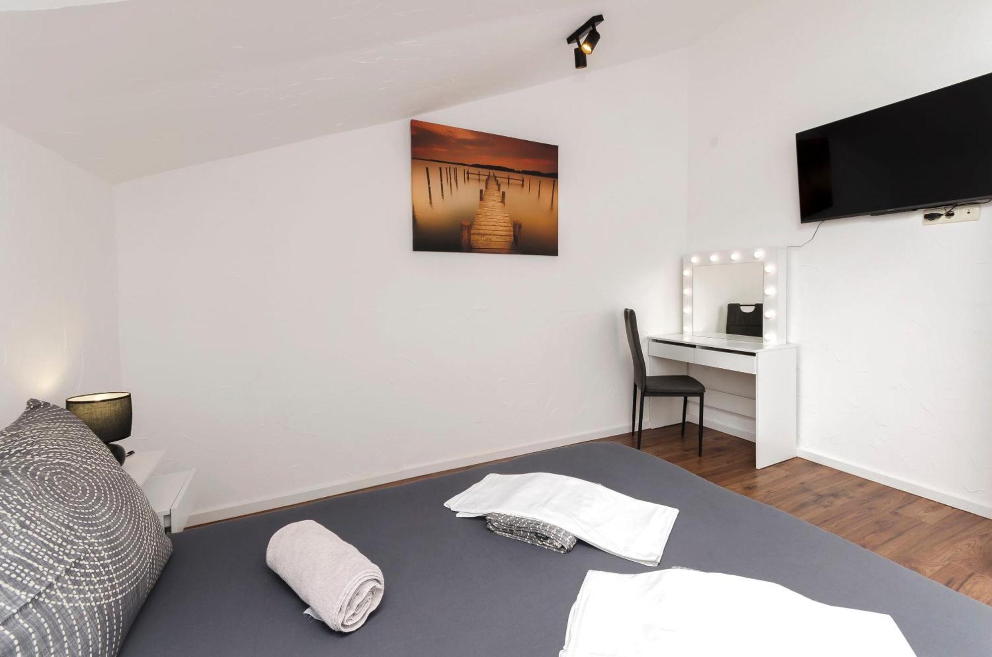 Apartments And Rooms Mladen Vodice Exterior photo